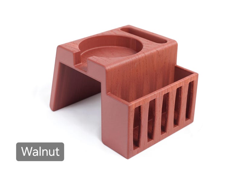 Puede incluir: Organizador de estaci&oacute;n de caf&eacute; de madera color nogal con un soporte redondo, una ranura y un compartimento rectangular con ranuras verticales. La palabra "Walnut" est&aacute; en un recuadro gris.