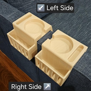 Puede incluir: Dos organizadores de madera para reposabrazos de sof&aacute;, uno etiquetado como "Left Side" y el otro como "Right Side". Cada organizador tiene un portavasos circular, un &aacute;rea de almacenamiento rectangular y una peque&ntilde;a ranura. Los organizadores son de madera clara.
