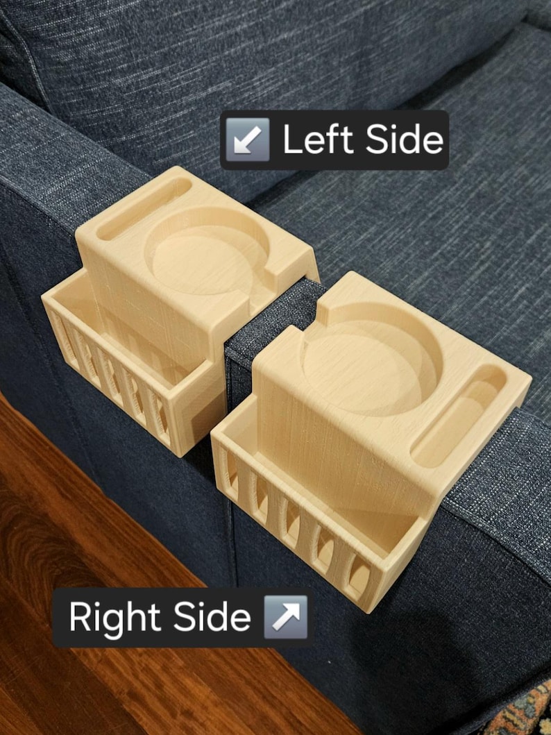 Puede incluir: Dos organizadores de madera para reposabrazos de sof&aacute;, uno etiquetado como "Left Side" y el otro como "Right Side". Cada organizador tiene un portavasos circular, un &aacute;rea de almacenamiento rectangular y una peque&ntilde;a ranura. Los organizadores son de madera clara.