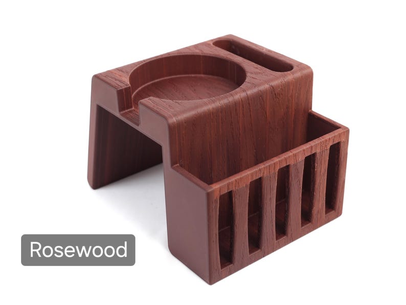 Puede incluir: Accesorio para m&aacute;quina de espresso de madera de palisandro. Este soporte de madera presenta una hendidura circular para un portafiltro, una ranura peque&ntilde;a y un compartimento rectangular con ranuras verticales. El soporte es de palisandro.