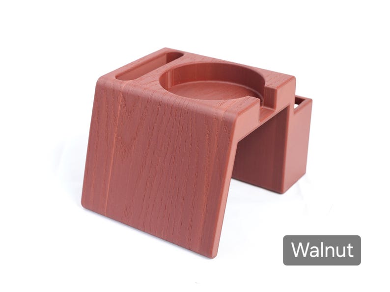 Puede incluir: Un organizador de escritorio color nogal con un portavasos y una ranura peque&ntilde;a. El organizador tiene una textura de vetas de madera y un dise&ntilde;o moderno. La palabra "Walnut" est&aacute; impresa abajo a la derecha.