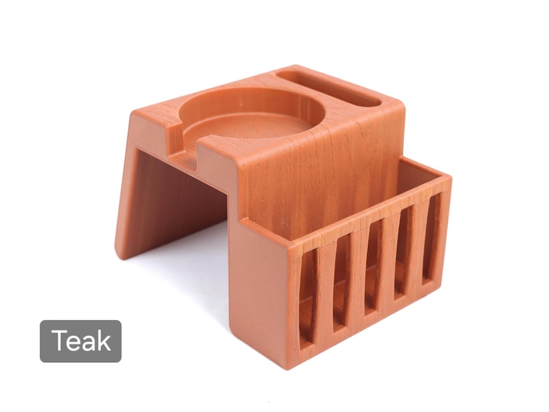 Puede incluir: Un organizador de escritorio de madera color teca con un soporte circular, una ranura y un compartimento rectangular con listones verticales. El organizador est&aacute; dise&ntilde;ado para guardar varios art&iacute;culos de escritorio.