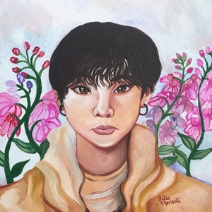 Può includere: Dipinto di una persona con capelli neri corti che indossa una giacca marrone. La persona è circondata da fiori rosa.