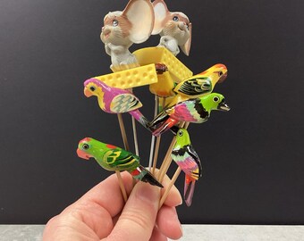小動物のカクテルピック、熱帯の鳥、チーズの上のネズミ