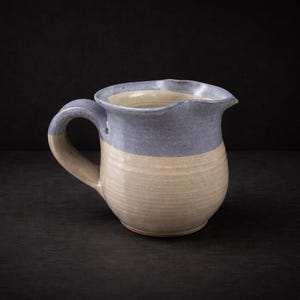 Lattiera in ceramica Leishman degli anni '90, piccola brocca in ceramica realizzata a mano da Hand Studio.