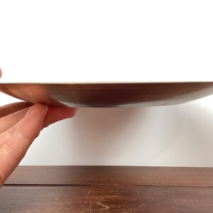 Puede incluir: Un juego de tres tazas de cer&aacute;mica con acabado mate moteado. Las tazas son de color crema, marr&oacute;n claro y marr&oacute;n oscuro. Cada taza tiene un dise&ntilde;o simple y minimalista.