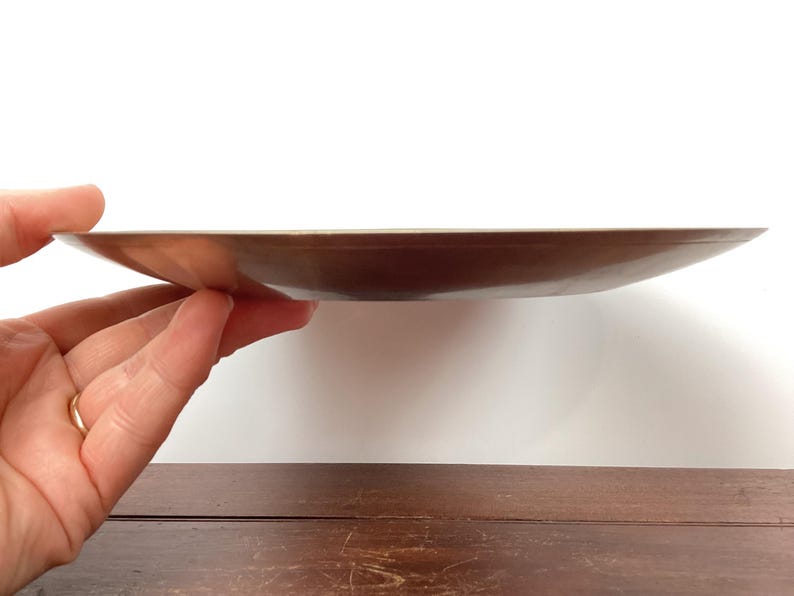 Puede incluir: Un juego de tres tazas de cer&aacute;mica con acabado mate moteado. Las tazas son de color crema, marr&oacute;n claro y marr&oacute;n oscuro. Cada taza tiene un dise&ntilde;o simple y minimalista.