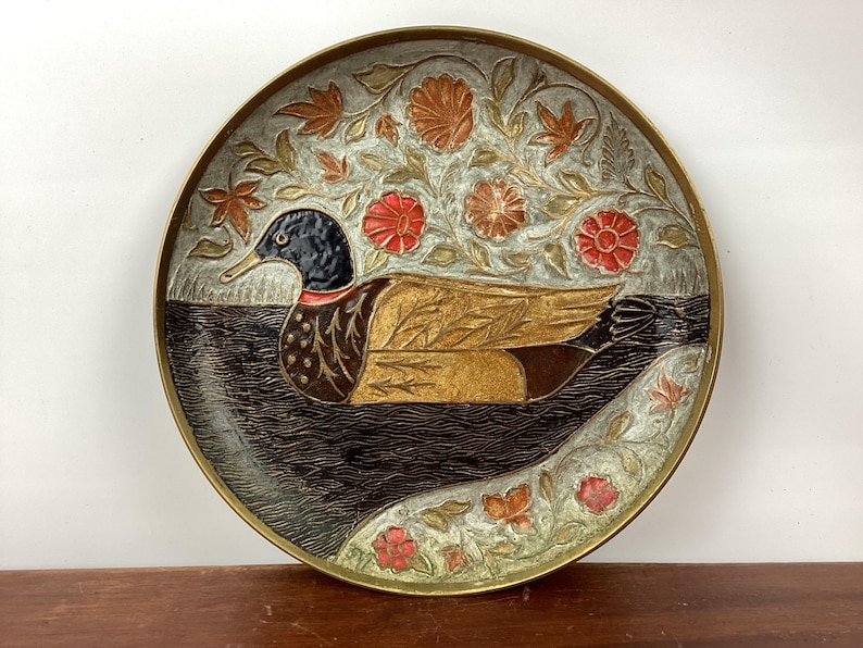 Elige entre una variedad de platos de pared de latón esmaltado vintage, decoración de latón, motivos florales y patos. Duck