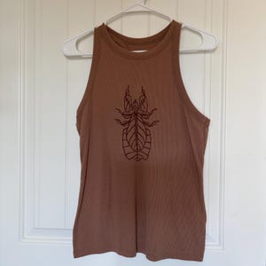 Puede incluir: Un juego de tres tazas de cerámica con un acabado mate moteado. Las tazas son de color crema, gris claro y gris oscuro. Cada taza tiene un diseño simple y minimalista, ideal para café o té.