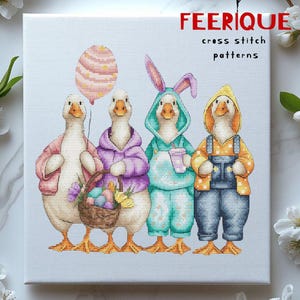 Könnte beinhalten: Kreuzstichmuster mit vier Gänsen in Osterkostümen. Eine Gans hält einen Ballon, eine andere einen Korb mit Eiern, und zwei tragen Hasen- und Kükenkostüme. Das Kunstwerk befindet sich auf einer weißen Leinwand mit dem Text "FEERIQUE cross stitch patterns".