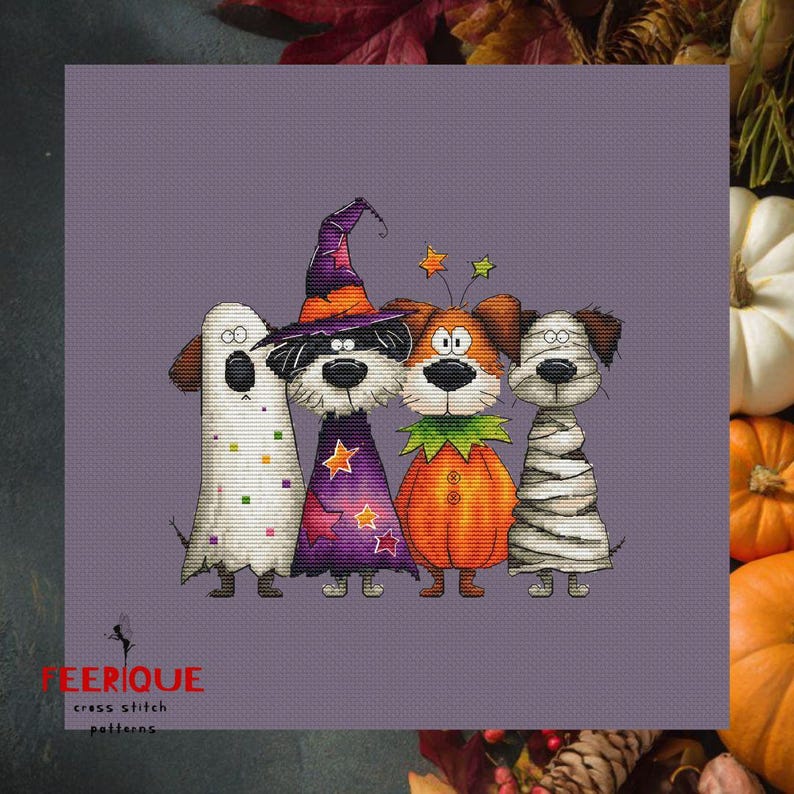 Puede incluir: Patr&oacute;n de punto de cruz con cuatro perros de dibujos animados disfrazados para Halloween. Un perro es un fantasma, otro una bruja, un tercero una calabaza y el &uacute;ltimo una momia. El fondo es de color p&uacute;rpura liso, con el texto "EERIQUE cross stitch patterns".