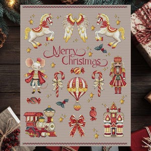 Könnte beinhalten: Ein weihnachtliches Design mit festlichen Illustrationen. Das Design umfasst einen Zug, einen Heißluftballon, eine Maus, einen Nussknacker und ein Haus. Die Worte "Merry Christmas" sind in roter Schrift geschrieben. Die Farbpalette umfasst Rot, Gold und Creme.