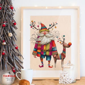 K&ouml;nnte beinhalten: Ein farbenfrohes Kreuzstichmuster mit einem skurrilen Weihnachtsmann mit langem wei&szlig;em Bart und einem Rentier mit roter Nase. Der Weihnachtsmann tr&auml;gt einen leuchtend roten, gelben, gr&uuml;nen und blauen gemusterten Mantel und Hut. Das Rentier tr&auml;gt einen &auml;hnlichen gemusterten Mantel. Der Hintergrund ist hellbraun.