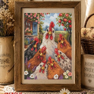 Puede incluir: Arte de punto de cruz enmarcado que presenta un grupo de gallinas en un jardín. La obra de arte muestra una variedad de razas de gallinas con crestas rojas y plumaje colorido. El fondo incluye una casa, flores y un cielo azul. El marco es de madera.