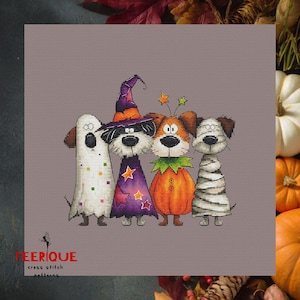 Puede incluir: Patr&oacute;n de punto de cruz con cuatro perros de dibujos animados disfrazados para Halloween: un fantasma, una bruja, una calabaza y una momia. Sobre un fondo gris, con el texto "EERIQUE cross stitch patterns".