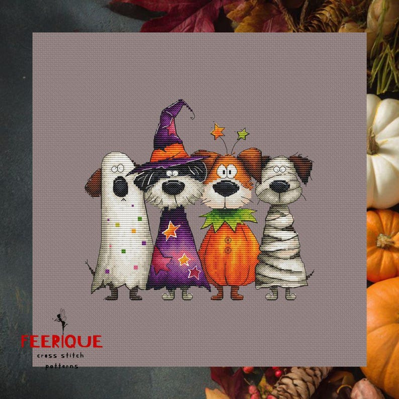 Puede incluir: Patr&oacute;n de punto de cruz con cuatro perros de dibujos animados disfrazados para Halloween: un fantasma, una bruja, una calabaza y una momia. Sobre un fondo gris, con el texto "EERIQUE cross stitch patterns".