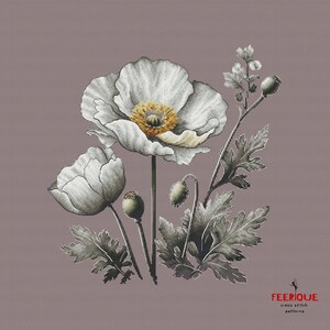 Pu&ograve; includere: Uno schema di punto croce con papaveri bianchi con foglie e steli grigi su uno sfondo viola chiaro. Lo schema &egrave; intitolato "Feerieque Cross Stitch Patterns".