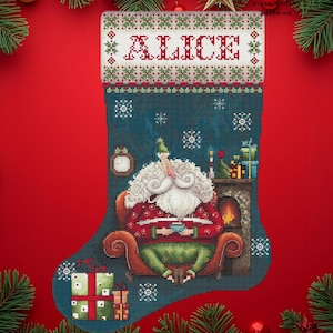 Puede incluir: Un calcetín navideño con el nombre "ALICE" bordado en la parte superior. Presenta un diseño de punto de cruz de Papá Noel junto a una chimenea, rodeado de regalos y copos de nieve. El fondo es verde azulado.