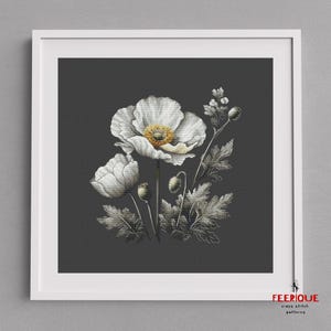 Pu&ograve; includere: Uno schema di punto croce con un bouquet di papaveri bianchi con centri gialli su uno sfondo grigio scuro. I fiori sono circondati da foglie grigie.