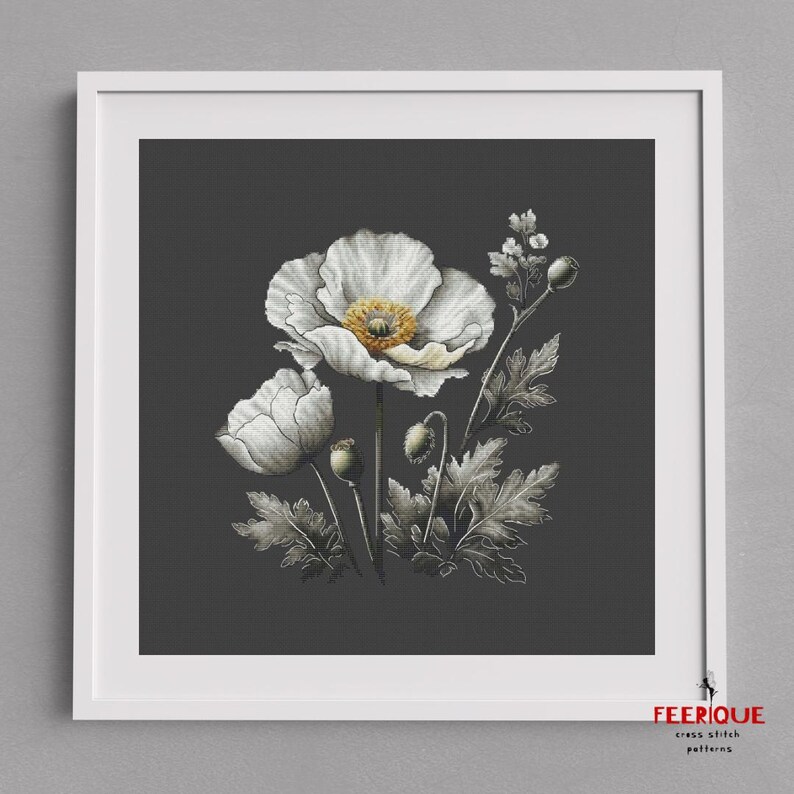 Pu&ograve; includere: Uno schema di punto croce con un bouquet di papaveri bianchi con centri gialli su uno sfondo grigio scuro. I fiori sono circondati da foglie grigie.