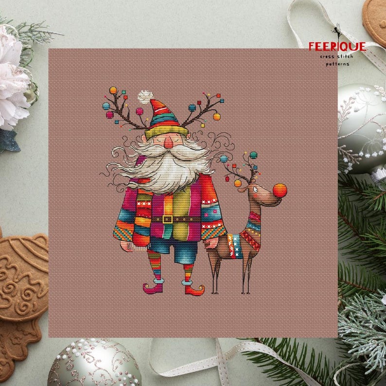 K&ouml;nnte beinhalten: Ein farbenfrohes Kreuzstichmuster mit einem Weihnachtsmann mit langem wei&szlig;em Bart und einem Rentier. Der Weihnachtsmann tr&auml;gt einen rot-gr&uuml;n-blau gestreiften Pullover und eine rote M&uuml;tze. Das Rentier tr&auml;gt einen bunten gestreiften Schal. Der Hintergrund ist hellbraun.