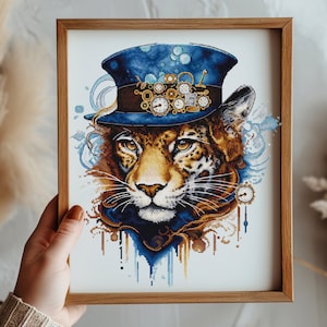 Puede incluir: Una bordado de punto de cruz de un jaguar con un sombrero de copa azul con engranajes y esferas de reloj. El jaguar tiene una expresión seria y está rodeado de remolinos azules y dorados.