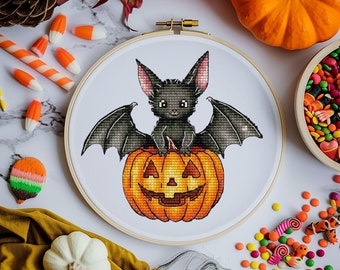 Wzór do haftu krzyżykowego Helloween Bat, cyfrowy PDF, zabawny wzór do haftu helloween, zabawny nietoperz cyfrowy PDF, cyfrowy wzór Saga