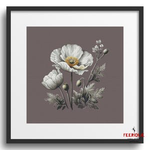 Pu&ograve; includere: Un dipinto digitale di papaveri bianchi con centri gialli su uno sfondo grigio scuro. I fiori sono circondati da foglie e steli verdi.