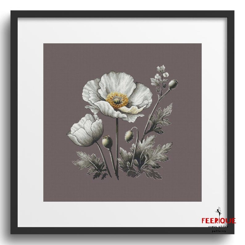 Pu&ograve; includere: Un dipinto digitale di papaveri bianchi con centri gialli su uno sfondo grigio scuro. I fiori sono circondati da foglie e steli verdi.