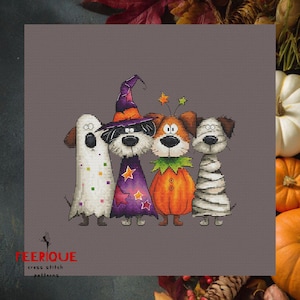 Puede incluir: Un patr&oacute;n de punto de cruz con cuatro perros de dibujos animados disfrazados para Halloween. Uno es un fantasma, otro una bruja, un tercero una calabaza y el &uacute;ltimo una momia. El fondo es gris apagado.