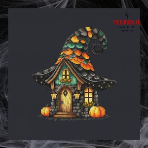 Può includere: Un modello a punto croce di una stravagante casa di streghe con un grande cappello a punta. La casa presenta una facciata in pietra, una porta di legno e due zucche arancioni. Il cappello è decorato con scaglie arancioni, verdi e nere. Il testo "FEERIQUE cross stitch patterns" è in alto a destra.