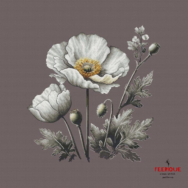 Pu&ograve; includere: Uno schema di punto croce con un bouquet di papaveri bianchi con centri gialli e foglie grigio-verdi su uno sfondo grigio. Lo schema &egrave; intitolato "FEERIQUE cross stitch patterns".