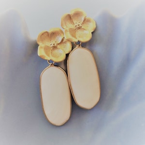 Gold Flower Shell Pearl Earrings, Pearl Flower Earrings, Bridesmaid Pearl Earrings, Bridesmaid Gift