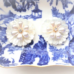 Mother of Pearl Flower Earrings, Bridesmaids Shell Flower Stud, White Bridesmaids Post Earrings, Bridal Wedding Special Occasion Jewelry