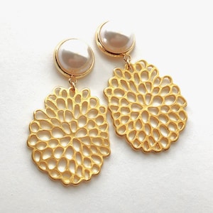 Pearl and Flower Earrings, Gold Pearl Earrings, Pearl Flower Earrings, Bridesmaid Pearl Earrings Gift, Gold Flower Medallions