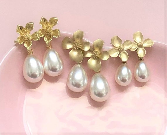 ★送料・関税込★MONDAY EDITION★THE FLOWER PEARL EARRINGS★ Flower and Pearl Earrings, Gold Pearl Earrings, Pearl Flower