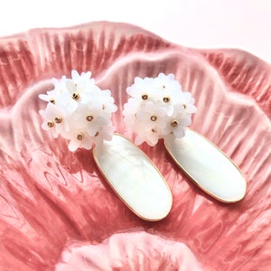 White Flowers Shell Earrings, Large white Flower Earrings, White Shell Earrings, Bridesmaids White Flower Earrings Gift