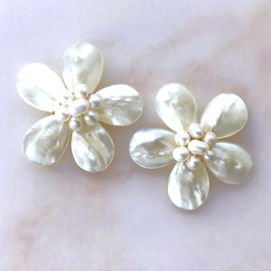 Mother of Pearl White Flower Earrings, Large MOP White Flower Earrings, Bridesmaid Flower Earrings, Bridesmaid Gift,  All Ocassion Earring