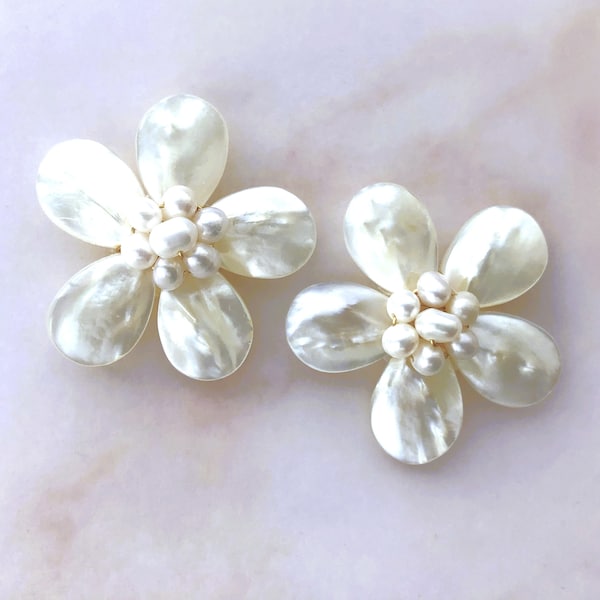 Mother of Pearl White Flower Earrings, Large MOP White Flower Earrings, Bridesmaid Flower Earrings, Bridesmaid Gift,  All Ocassion Earring