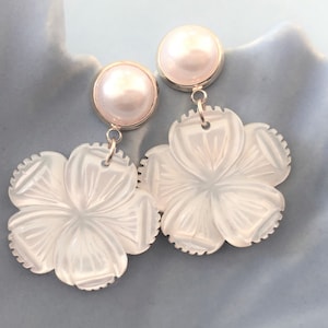 Mother of Pearl Flower Earring, Bridesmaids Flower Pearl Earrings, Pearl Flower Bridesmaids Earrings, Bridesmaids Shell Flower Post Earrings
