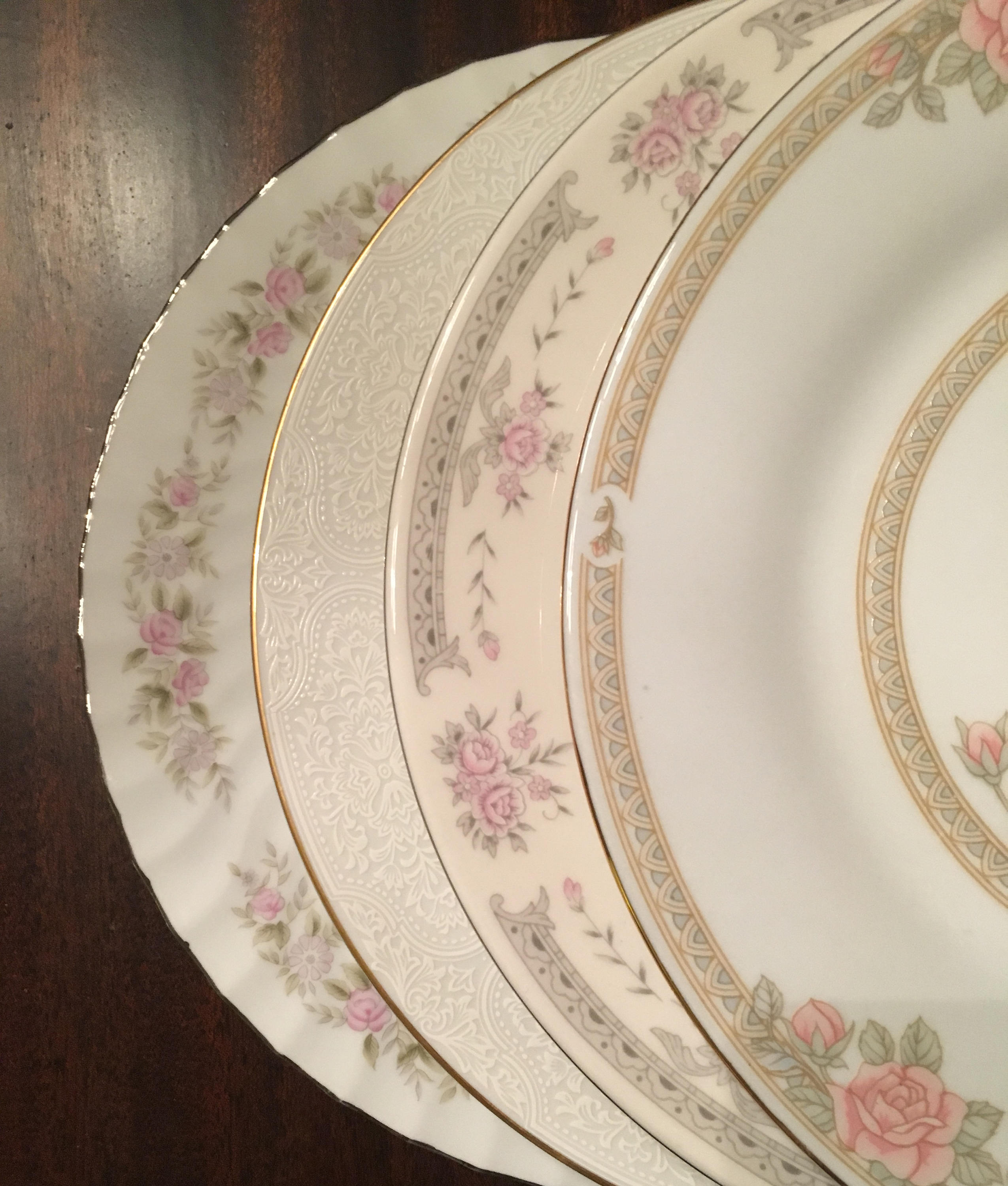 Vintage Mismatched China Set of 4 dinner plates. 1038