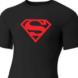Superboy Red S Logo Rashguard: Dehnbare Spandex-Mischung