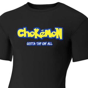 Könnte beinhalten: Schwarzes T-Shirt mit einer gelben und blauen Grafik, auf der "Chokemon" und "Gotta Tap 'Em All" steht.