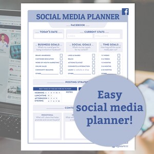 Op de afbeelding: Een blauwe en witte social media planner met een checklist voor zakelijke doelen, sociale doelen en tijdsdoelen. De planner bevat een sectie voor poststrategieën en de beste tijden om te posten. De tekst "Easy social media planner!" staat in een cirkel aan de rechterkant van de pagina.