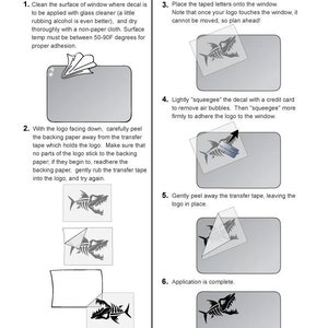 Op de afbeelding: Instructies voor het aanbrengen van een vinyl sticker op een raam. De instructies omvatten het reinigen van het oppervlak, het verwijderen van de achterkant, het aanbrengen van de sticker en het verwijderen van de transferfolie. De sticker toont een zwart-witte vis skelet.