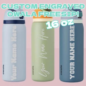 Puede incluir: Tres botellas de agua Owala FreeSip en azul claro, verde y azul verdoso. Cada botella tiene una tapa de diferente color y el texto "Your Name Here" impreso verticalmente. Las botellas son de 473 ml.