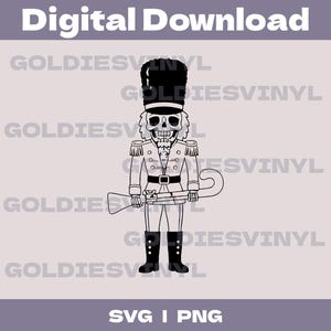 Op de afbeelding: Zwart-wit digitale download van een skeletachtige notenkraker soldaat met een hoge hoed, die een geweer en een gebogen staf vasthoudt. De afbeelding heeft de tekst "Digital Download" bovenaan en "SVG | PNG" onderaan.
