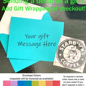 Op de afbeelding: Een turquoise envelop met een witte binnenflap. De envelop heeft de tekst "Your gift Message Here" erop staan. De envelop ligt op een donker oppervlak. Onder de envelop bevindt zich een rij gekleurde vierkanten met de tekst "Envelopkleuren (verzoeken worden gehonoreerd indien beschikbaar)". De kleuren zijn roze, paars, blauw, turquoise, groen, geel, oranje en rood. Rechts van de envelop bevindt zich een zwart-witte sticker met een cartoonhond en de tekst "Starbucks Coffee" eromheen. Onder de sticker staat een tekst die luidt: "Om een bepaalde kleur aan te vragen, laat me een notitie achter bij je bestelling! Als je geen kleur aangeeft, kies ik er een willekeurig uit."