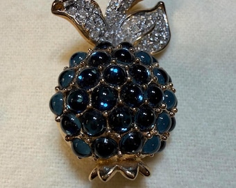 Vintage Signed Swarovski Gold Tone Blue Crystal Blueberry Fruit Pin Brooch