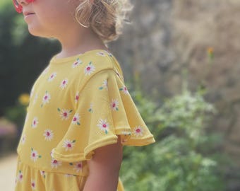Vestido con margaritas danzantes: vestido circular con mangas onduladas estilo bailarina